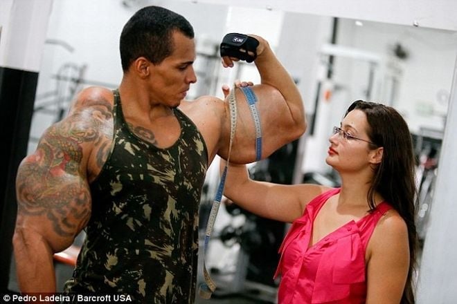 Ο άνθρωπος που έχει στόχο ζωής να γίνει ο Hulk! Φούσκωσε τους μυς του, με ένα "θανατηφόρο κοκτέιλ" 4 realhulk4515sk7