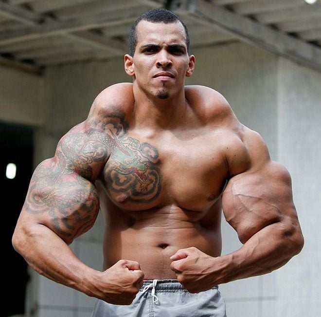 Ο άνθρωπος που έχει στόχο ζωής να γίνει ο Hulk! Φούσκωσε τους μυς του, με ένα "θανατηφόρο κοκτέιλ" 2 realhulkromario4515sk