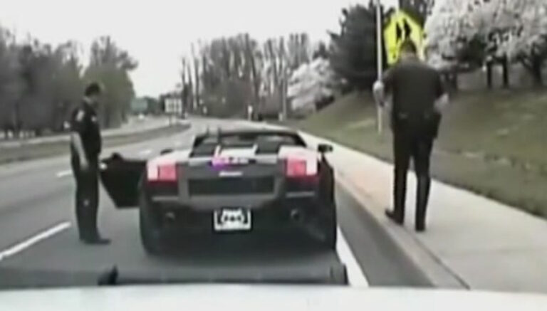 Αστυνομικοί σταμάτησαν αυτή τη Λαμποργκίνι. Όταν όμως είδαν ποιος ήταν ο οδηγός έπαθαν σοκ!