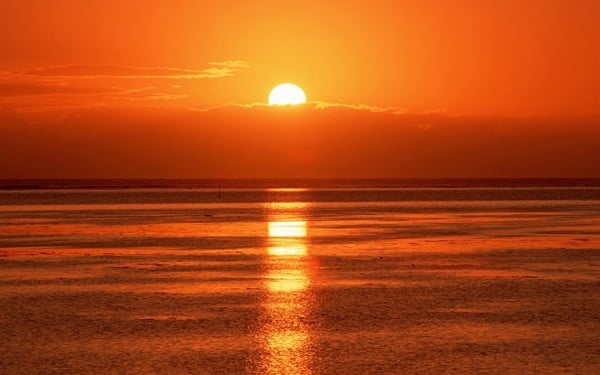 tilestwra.com -  Φανταστικές εικόνες από ηλιοβασιλέματα στη θάλασσα