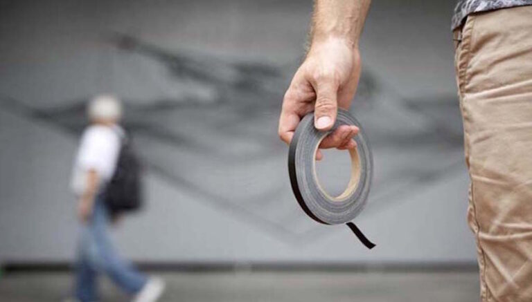 20 έργα της τέχνης του δρόμου με… μονωτική ταινία!