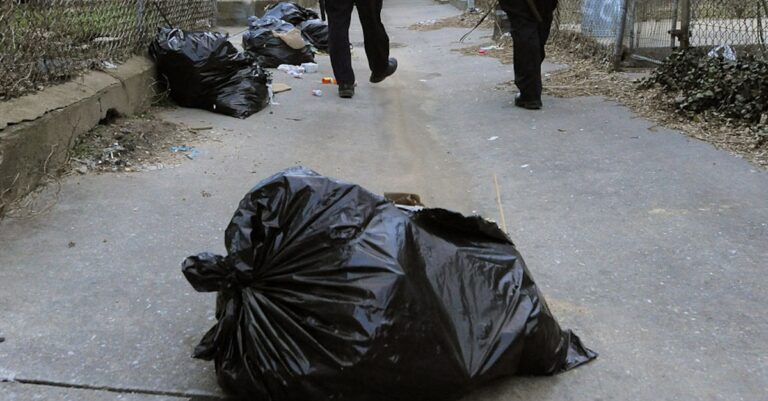 Είδε μια σακούλα σκουπιδιών να κινείται, έτσι την άνοιξε. Η καρδιά της μούδιασε όταν είδε τι ήταν μέσα.