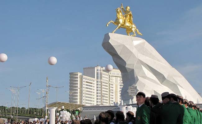 turkmenistan-president-statue_650x400_51432578530