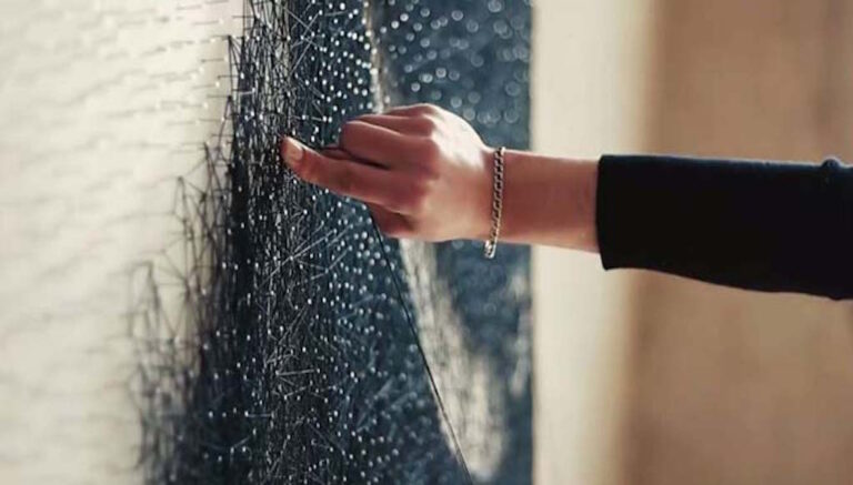 Ένας καλλιτέχνης τύλιξε νήμα γύρω από 13.000 καρφιά! Δείτε το εκπληκτικό αποτέλεσμα!