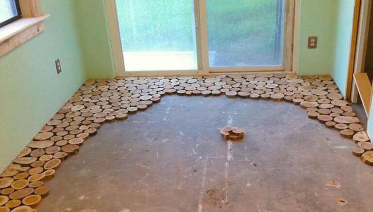 Τοποθέτησαν φέτες δένδρων στο παλιό τους πάτωμα. To νέο τους πάτωμα; Απλά υπέροχο!