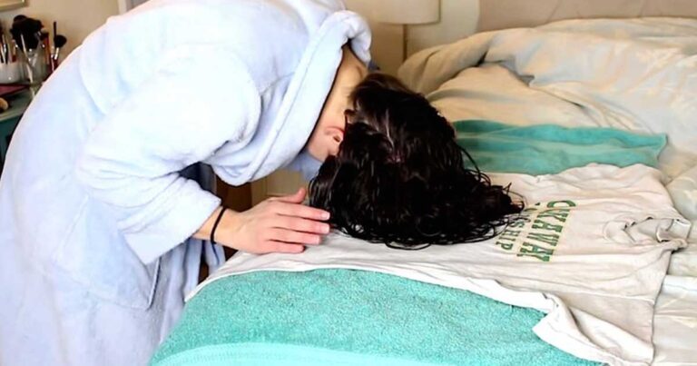 Κάθε φορά που βγαίνει από το μπάνιο κάνει ακριβώς αυτό το πράγμα! Το αποτέλεσμα είναι εκπληκτικό!