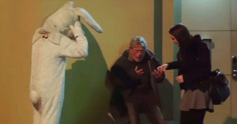 Φαρσέρ προκαλεί καρδιακό επεισόδιο σε περαστικό ή μήπως του κάνουν φάρσα; Δείτε το βίντεο!