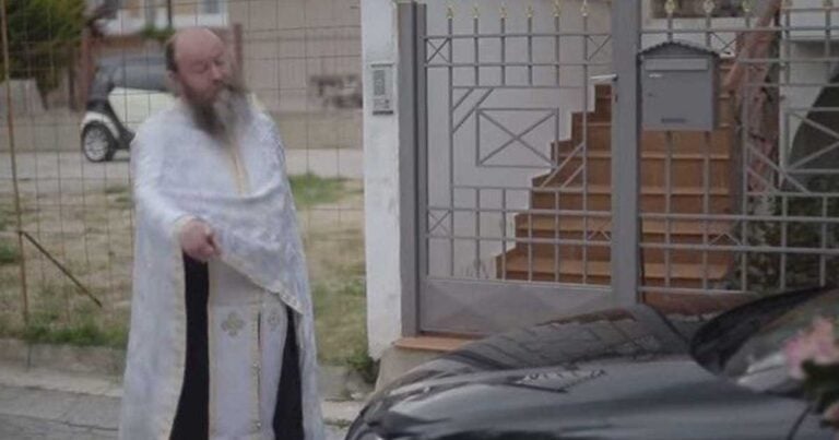 Παπάς κατεβάζει με το ζόρι τη νύφη από το γαμήλιο αυτοκίνητο!