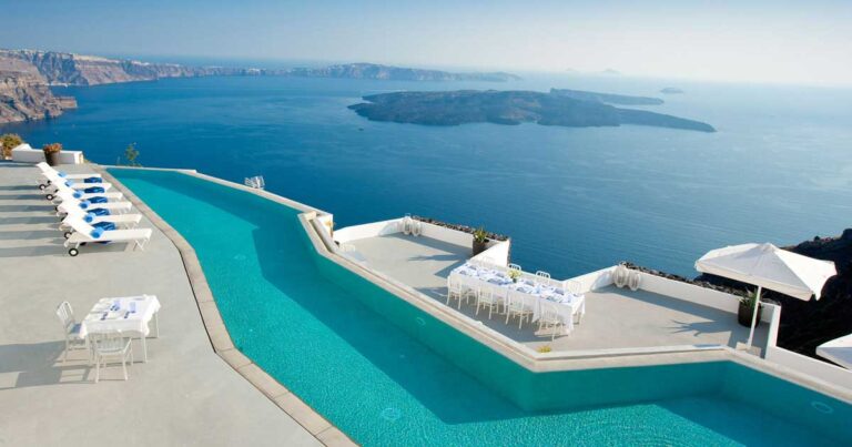 Η πισίνα στη Σαντορίνη που αποθεώνoυν οι ξένες ιστοσελίδες