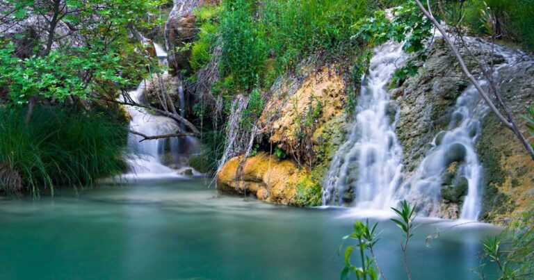 Η «Γαλάζια Λίμνη» της Ελλάδας: Ο παράδεισος με τις φυσικές πισίνες και τους καταρράκτες