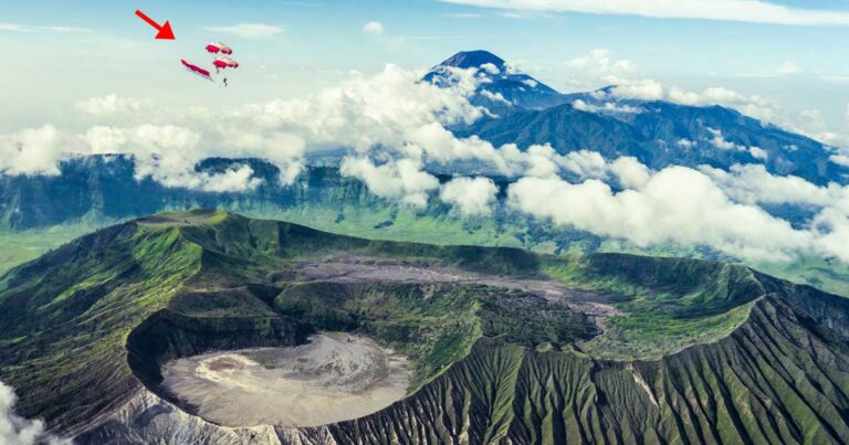Παράτολμοι άντρες με wingsuit πέταξαν πάνω από τα ηφαίστεια της Ινδονησίας!