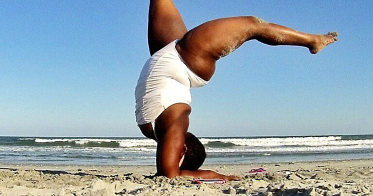 Ποιος είπε ότι η γιόγκα δεν είναι για υπέρβαρους;  Η γυναίκα αυτή μας βάζει τα γυαλιά!