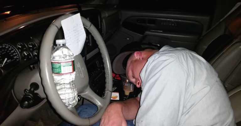 Βρήκε αυτόν τον άντρα μεθυσμένο και λιπόθυμο πάνω στο τιμόνι. Αντί να καλέσει την αστυνομία του έγραψε ένα σημείωμα