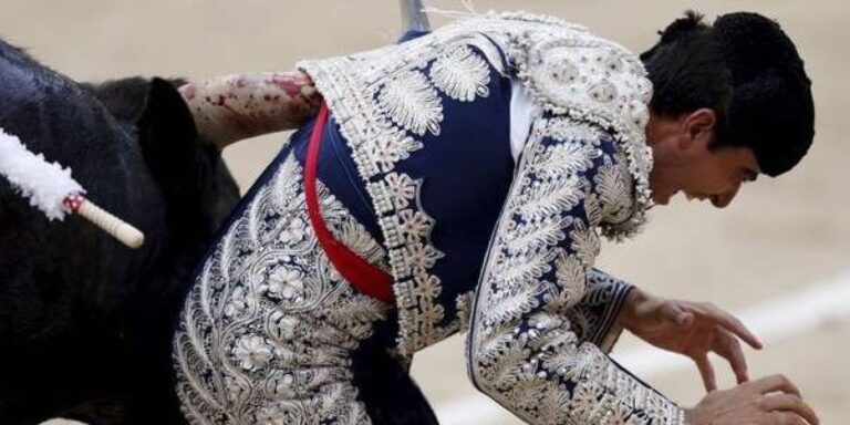 Mαινόμενος ταύρος τραυματίζει Ισπανό ταυρομάχο στους… όρχεις!