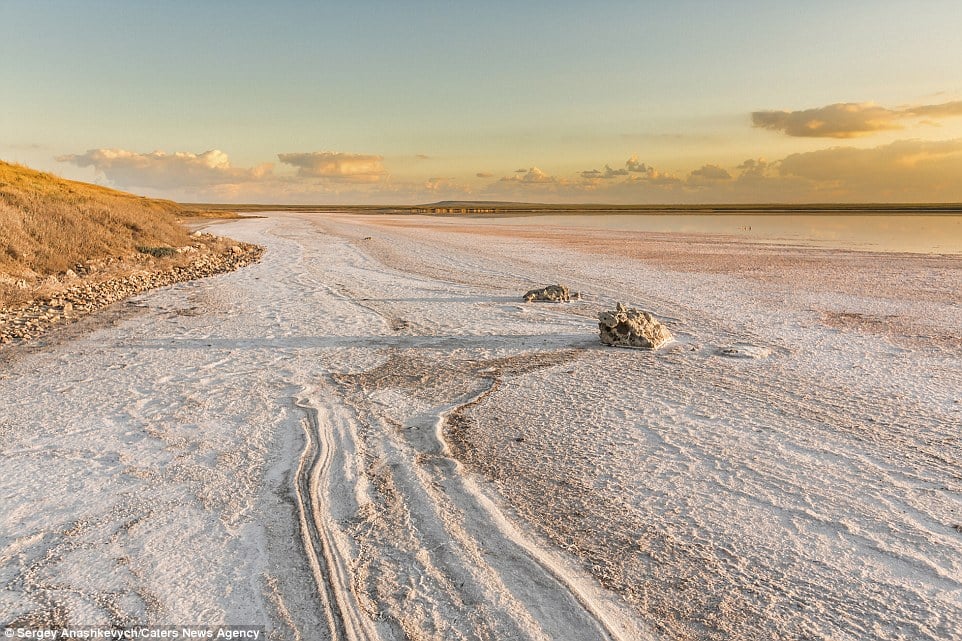 2971453600000578-3115313-In_different_lights_the_shallows_of_Koyashskoye_Salt_Lake_shine_-a-41_1433774983831