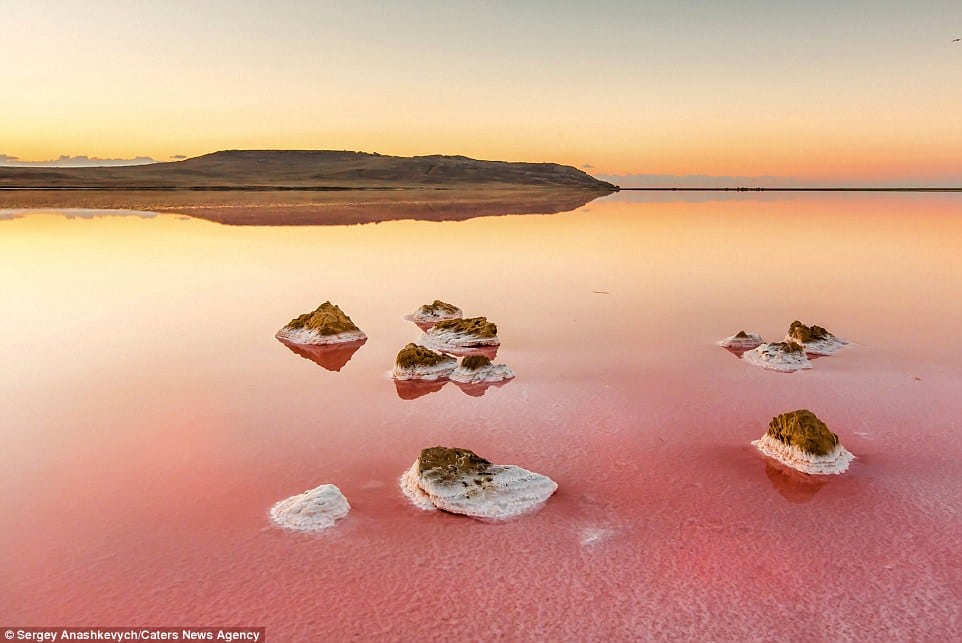 2971456800000578-3115313-In_different_lights_the_shallows_of_Koyashskoye_Salt_Lake_shine_-a-32_1433774875048