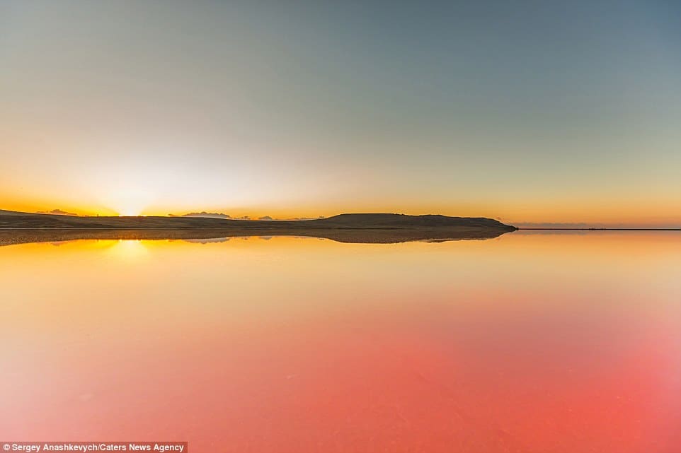 2971459200000578-3115313-Pink_lakes_tend_to_have_a_striking_colour_due_to_the_presence_of-a-40_1433774976677