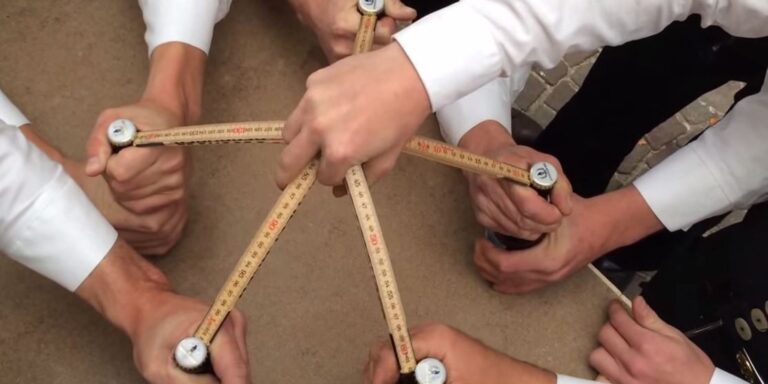 Φοβερό κόλπο! Πώς να ανοίξετε πέντε μπύρες με το ένα χέρι;