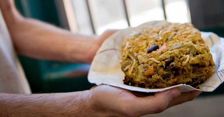 Θα μπορούσατε να φάτε αυτό το γεύμα-τιμωρία που δίνουν σε φυλακισμένους;