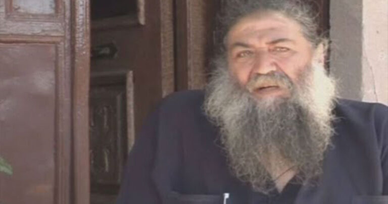 Ο παπάς από την Μυτιλήνη που ανοίγει την αγκαλιά του σε μετανάστες προσφέροντας τους τις βασικές ανάγκες επιβίωσης!