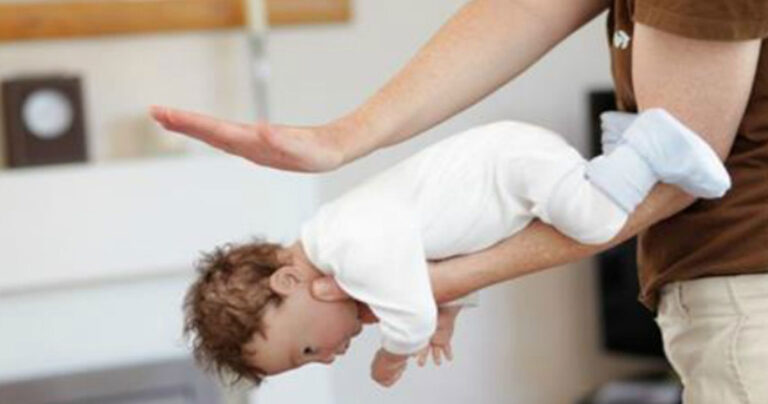 Δείτε πως μπορείτε να σώσετε ένα μωράκι που πνίγεται σε μόλις 45 δευτερόλεπτα