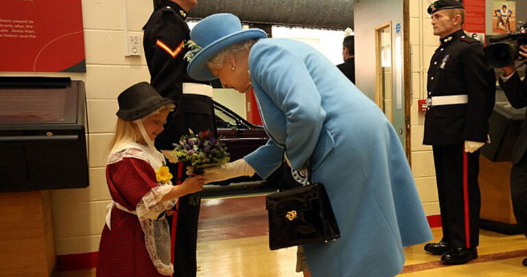 Πήγε να δώσε λουλούδια στη βασίλισσα Ελισάβετ αλλά τα πράγματα δεν πήγαν και τόσο καλά…