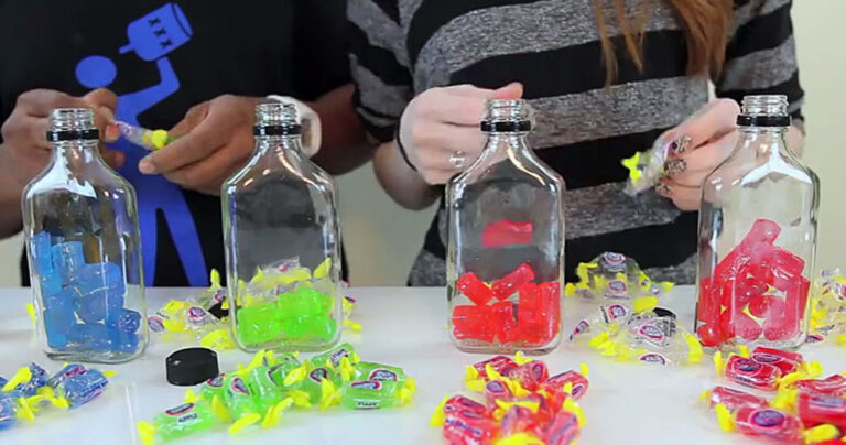 Τοποθετεί χρωματιστές καραμέλες σε μπουκάλια με βότκα και φτιάχνει κάτι εντυπωσιακό!