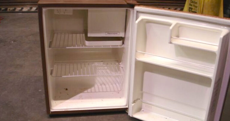 Μετέτρεψε το παλιό χαλασμένο μικρό ψυγείο του σε κάτι χρήσιμο και όμορφο!