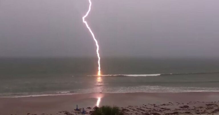 Η στιγμή που μια αστραπή χτυπά τη θάλασσα σε ένα βίντεο με αργή κίνηση!