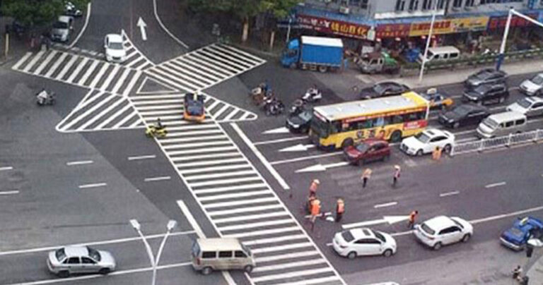 Η πιο περίπλοκη διάβαση πεζών που έχετε δει ποτέ