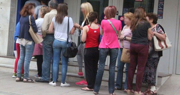 Φωτογραφίες από την Ελλάδα που ζει μπροστά στα ΑΤΜ