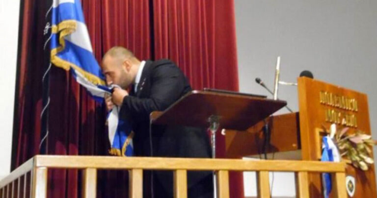 O πρόεδρος του Ελληνορθόδοξου Κόμματος του Λιβάνου ασπάστηκε την Ελληνική Σημαία και μίλησε στα Ελληνικά!