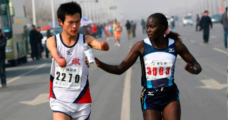 H αθλήτρια από την Κένυα που έδωσε στο στόμα νερό σε συναθλητή της που δεν έχει χέρια!