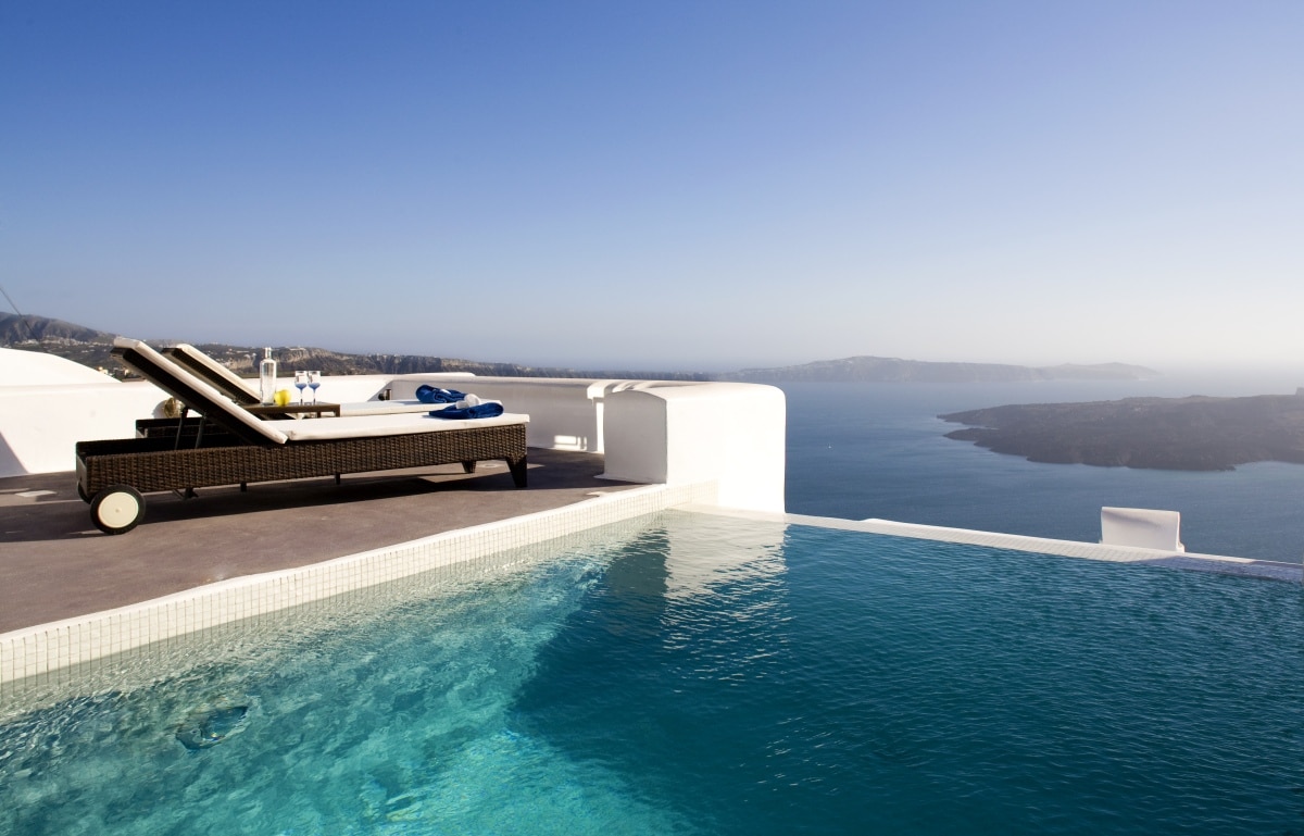 extraordinary-santorini-hotel-outdoor-infinity-pool-with-deck-seating-grace-1