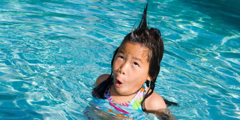 Δεν είναι η χλωρίνη που κάνει τα μάτια να κοκκινίζουν στην πισίνα αλλά κάτι πολύ αηδιαστικό…