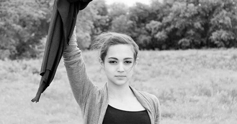 Οι Ιρανές κάνουν επανάσταση πετώντας τη μαντήλα. Ξεκίνησαν κίνημα για να την καταργήσουν!