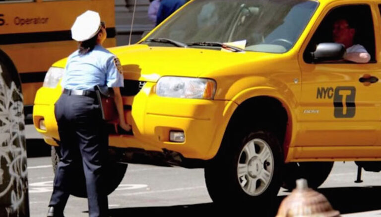 Ο ταξιτζής αγνοεί την μικροσκοπική τροχονόμο. Εκείνη όμως έχει υπερφυσικές δυνάμεις!