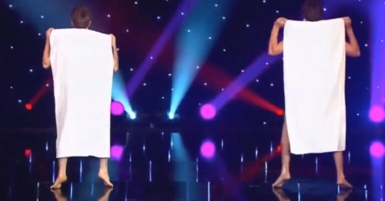 Αυτά τα δυο αγόρια ανέβηκαν πάνω στην σκηνή κρατώντας μόνο μια πετσέτα. Όταν γύρισαν πλευρά; Ξετρέλαναν το κοινό!