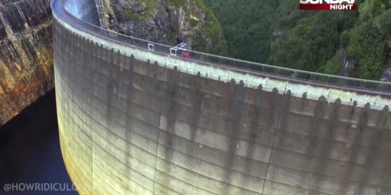 Πέταξε την μπάλα του μπάσκετ και έβαλε καλάθι από τα 126 μέτρα! Δείτε το απίστευτο βίντεο!