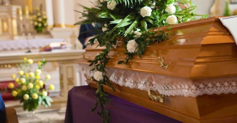 Πενθούσε τη μητέρα της, όταν ένας άγνωστος άνδρας μπήκε μέσα και άλλαξε τα πάντα.