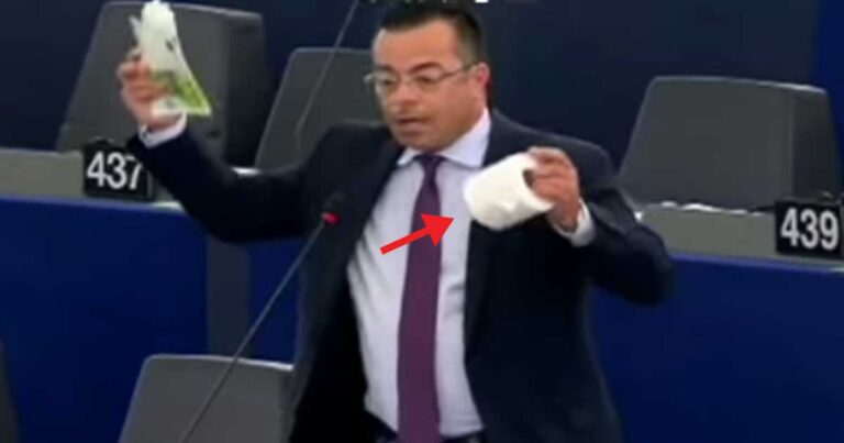 Ευρωβουλευτής σήκωσε χαρτί τουαλέτας και φώναζε στον Γιούνκερ: «Έτσι καταντήσατε το ευρώ»