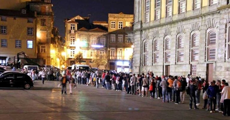 Αυτή η ουρά δεν είναι από την Αθήνα, για να σηκώσουν 60 ευρώ στα ΑΤΜ…