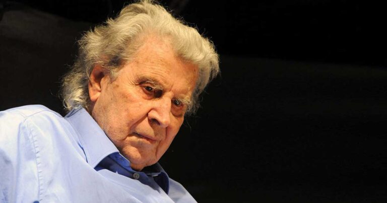 Μίκης Θεοδωράκης: Ντρέπομαι για την χαρά μου στο Ηρώδειο όταν γέροντες λιώνουν στις ουρές για ένα πιάτο φαΐ
