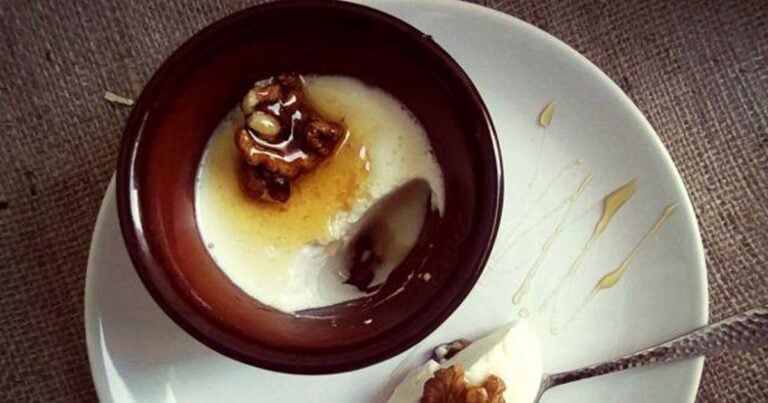 Panna cotta γιαουρτιού με μέλι και καρύδια