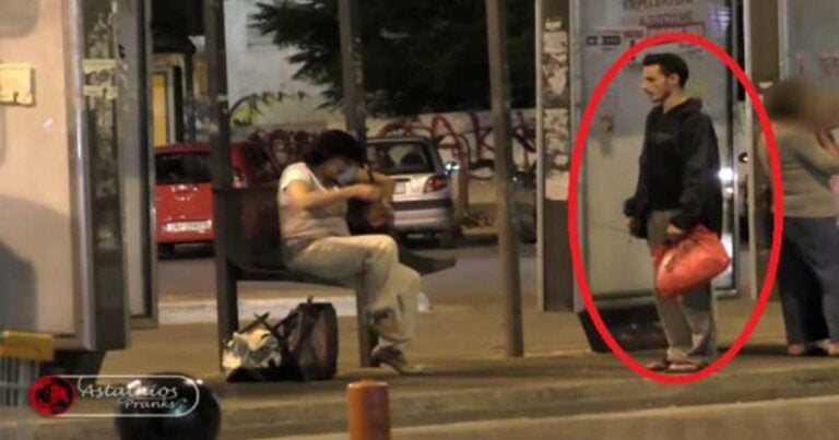 Κοινωνικό πείραμα: Άστεγος στο κέντρο της Αθήνας ζητάει χρήματα από τον κόσμο.