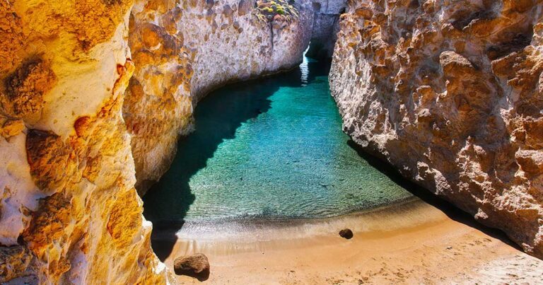 Παπάφραγκας: Η μικρή, αμμώδεις, απομονωμένη κρυφή παραλία της Μήλου