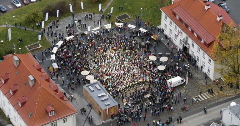 Η πόλη όπου οι κάτοικοι βλέπουν τον ήλιο χάρη σε γιγαντιαίους καθρέφτες!