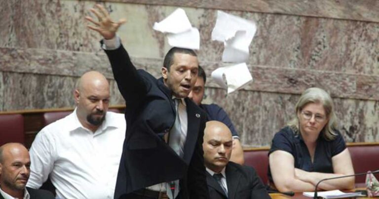 Δείτε το βίντεο με τον Κασιδιάρη να σκίζει το νέο μνημόνιο μέσα στην βουλή!