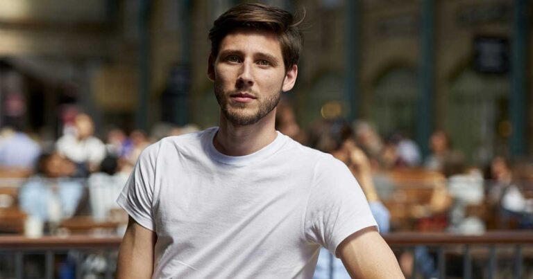 Ζητούν να δοθεί ελληνική υπηκοότητα στον Βρετανό που μαζεύει χρήματα για την Ελλάδα!