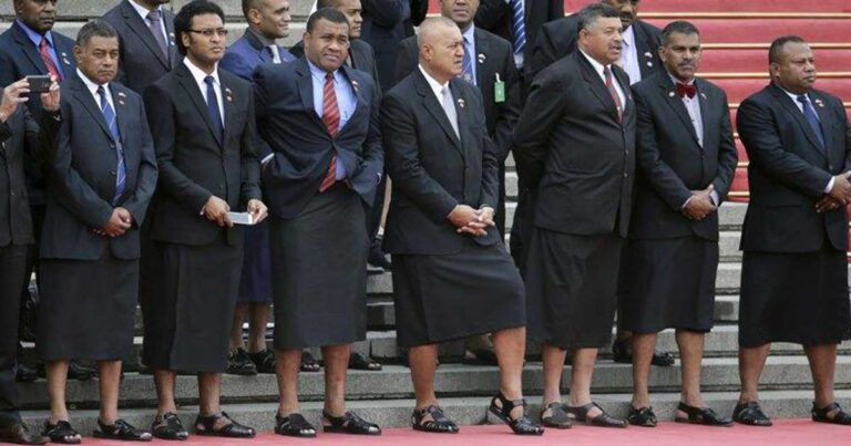 Ο πρωθυπουργός των Φίτζι φοράει γραβάτα με… φούστα!